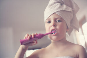 Na deti dávajte pri umývaní zubov elektrickou kefkou pozor, aby si neublížili.