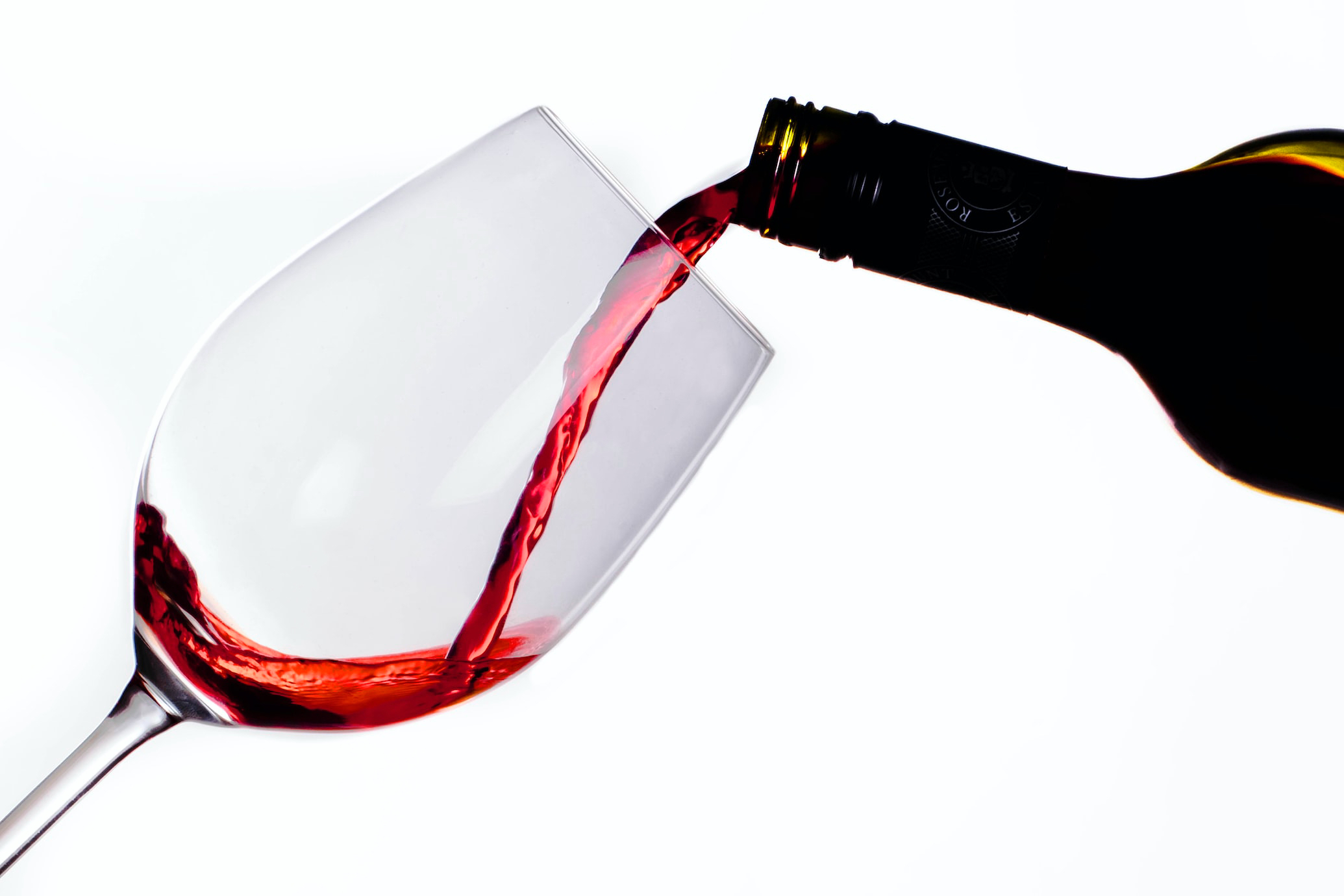 Rozliate červené víno - ako ho vyčistiť, aby neostal fľak