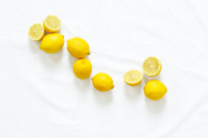 Niekedy postačí na vyčistenie škvŕn aj to nabežnejšie z našej domácnosti - napríklad citrón.