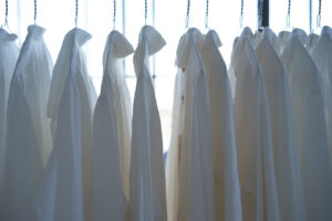 Na bielej košeli sa najčastejšie tvoria škvrny od potu alebo deodorantu.