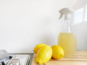 Z domácich čističov na škvrny je najúčinnejšia citrónová šťava, ocot alebo sóda bikarbóna.